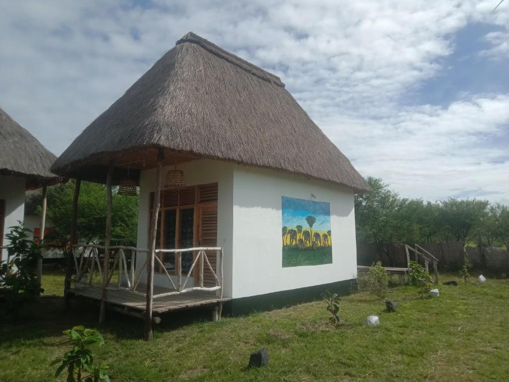 Cabaña pequeña con techo de paja en Real African Life safaris and Camps, en Lukungu