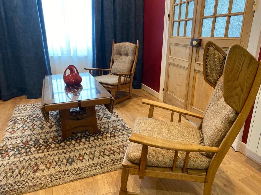 uma sala de estar com duas cadeiras e uma mesa em Les loges du théâtre Monsigny em Boulogne-sur-Mer