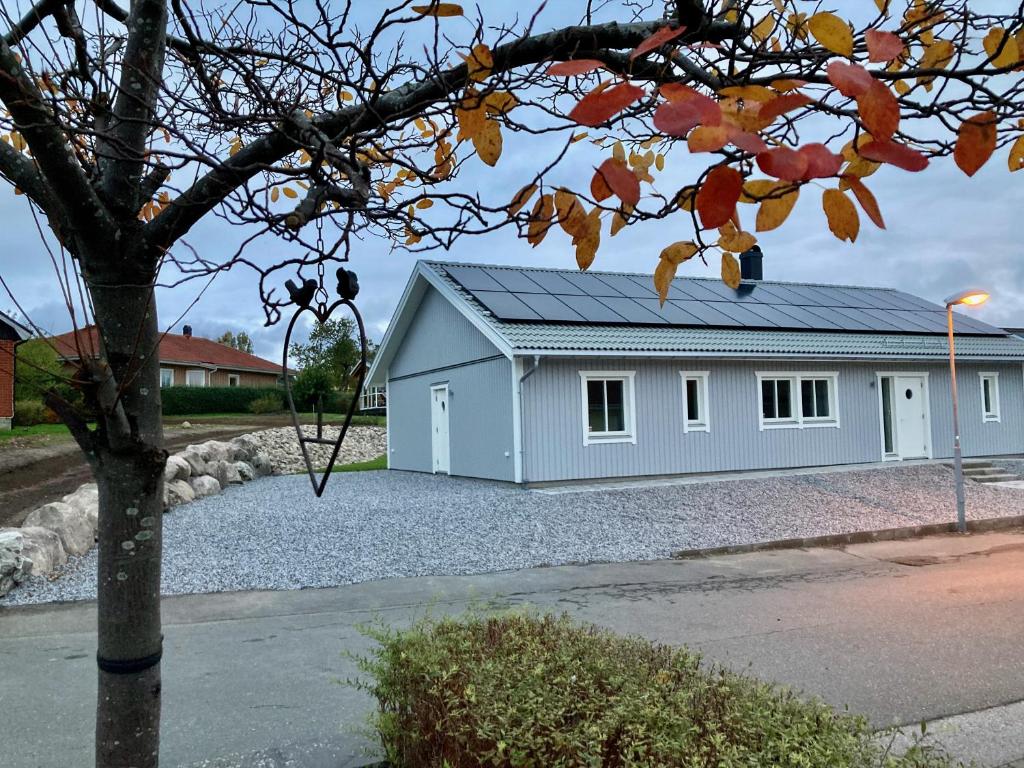 una casa con techo solar en una entrada de grava en Villa Brösarp - Villa Brösarp, en Brösarp