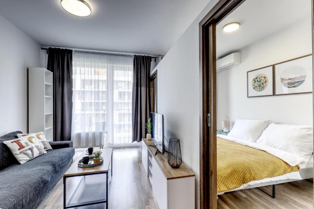 ブラチスラヴァにあるSTAR stylish flat in a modern neighborhoodのベッドルーム(キングサイズベッド1台、鏡付)