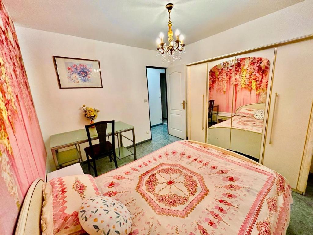 une chambre avec un lit et une salle à manger dans l'établissement Apparemment privatif 5km de Disneyland Paris, à Montry