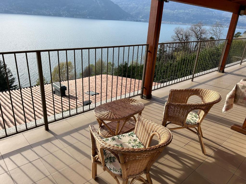 balcón con sillas, mesa y vistas al agua en Casa del Sole, en Dorio