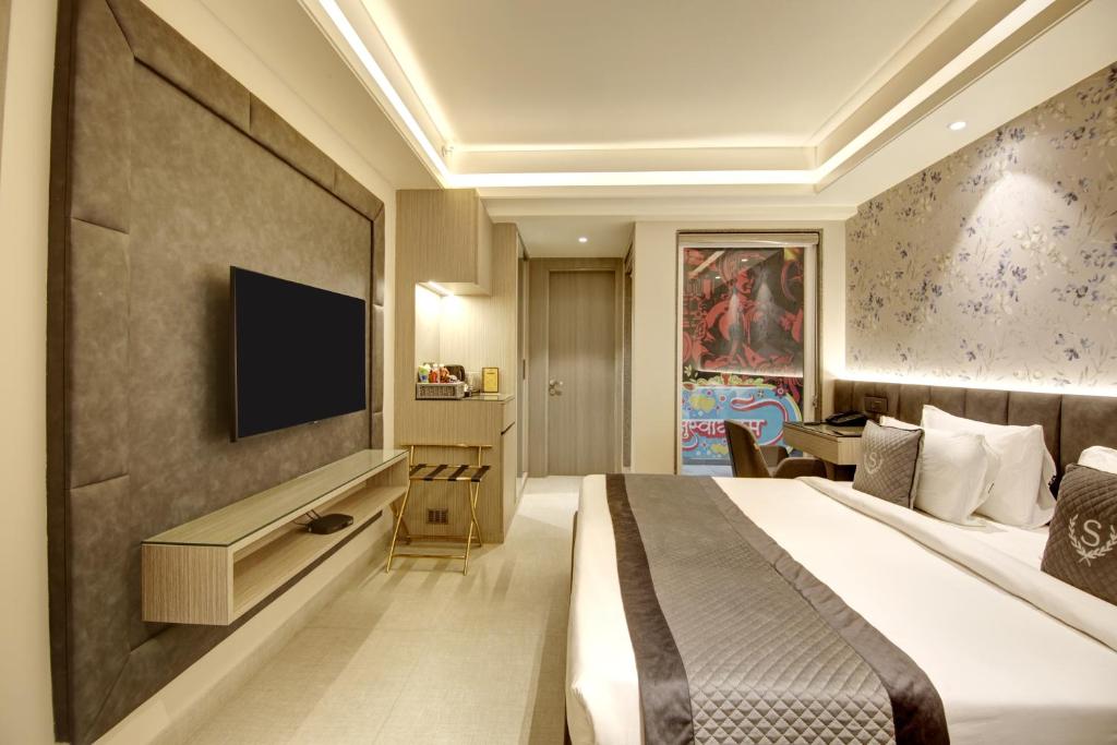 TV a/nebo společenská místnost v ubytování Stepstones Hotels and Inn-DLF PHASE 3 GURGAON