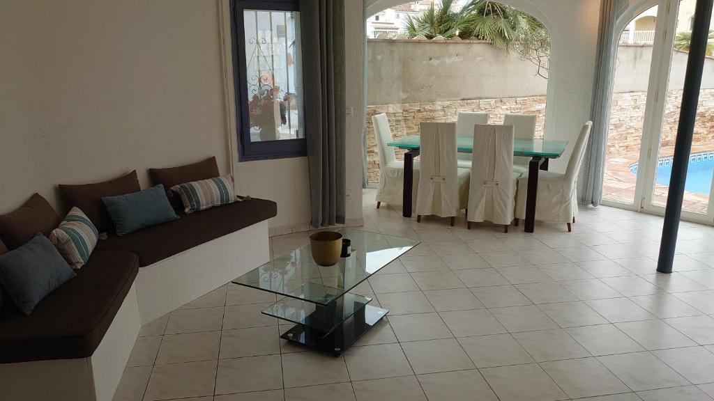 Posezení v ubytování Villa Empuriabrava on main canal with 13 m private mooring, private pool, air con in all rooms, non-smoking