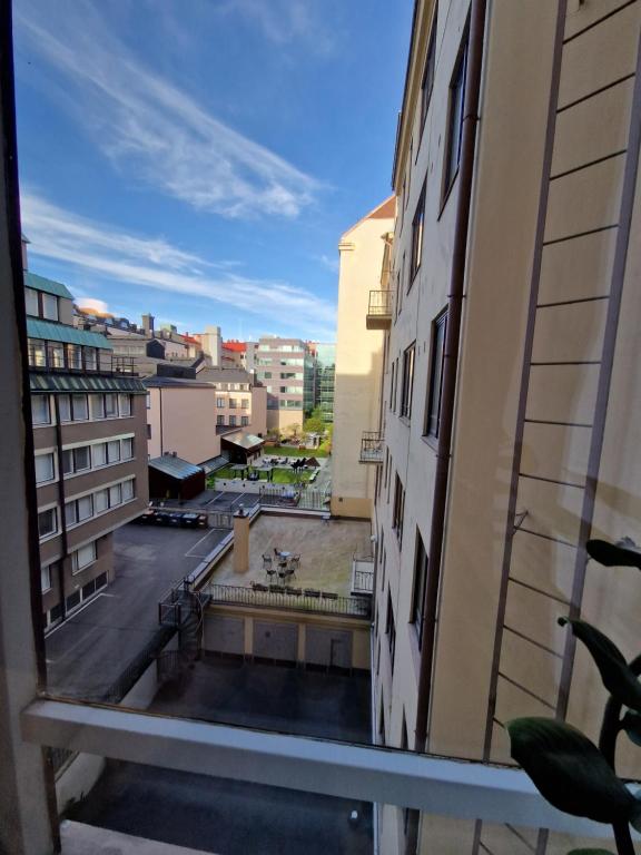 una finestra con vista sulla città di Yksityinen huone ja kylpyhuone kaupungin keskustassa a Helsinki