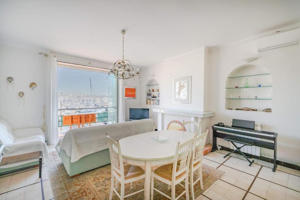 - un salon avec un canapé, une table et un piano dans l'établissement Wonderful 3 bedroom overlooking the old port, à Cannes