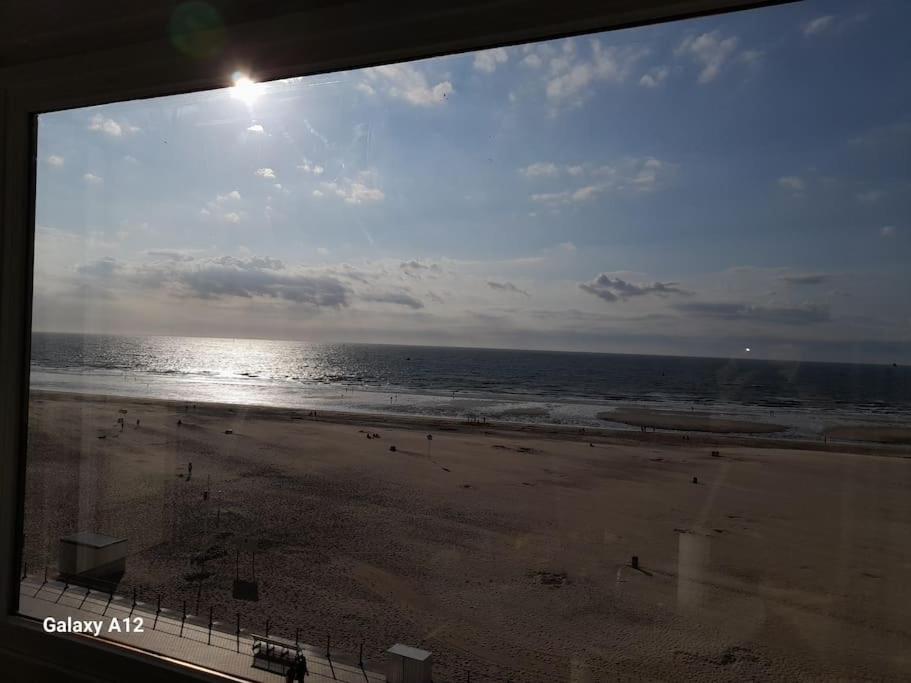 Blick auf den Strand aus dem Fenster eines Strandes in der Unterkunft Suite Kursaal met zeezicht in Ostende