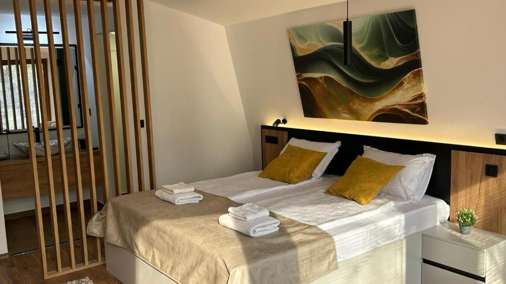 Postel nebo postele na pokoji v ubytování Blisku do Gradot - Riverfront Luxury Cabins