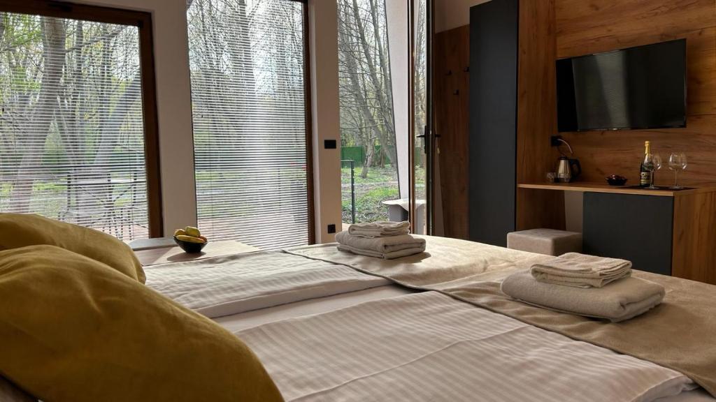 Postel nebo postele na pokoji v ubytování Blisku do Gradot - Riverfront Luxury Cabins