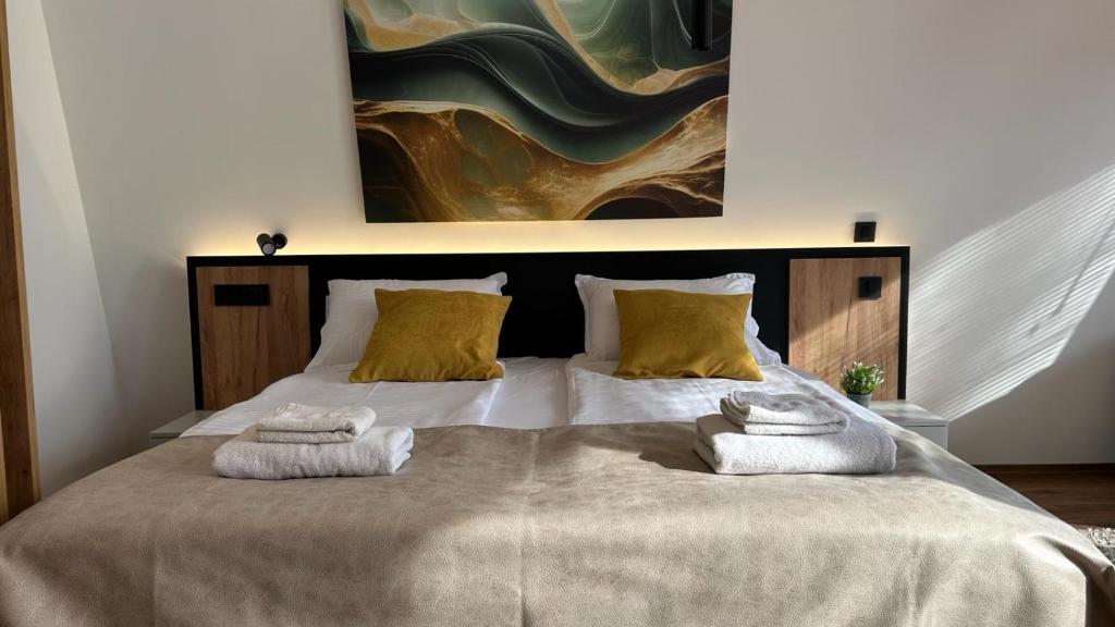 Postel nebo postele na pokoji v ubytování Blisku do Gradot - Riverfront Luxury Cabins