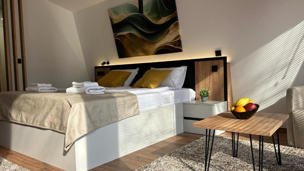 Postel nebo postele na pokoji v ubytování Blisku do Gradot - Riverfront Luxury Cabins