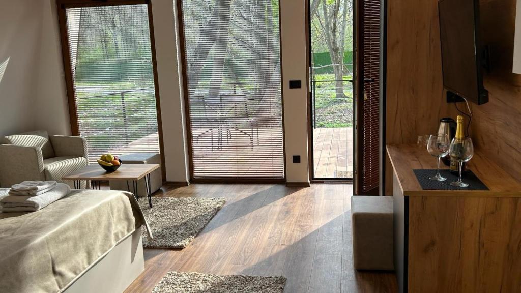 Posezení v ubytování Blisku do Gradot - Riverfront Luxury Cabins