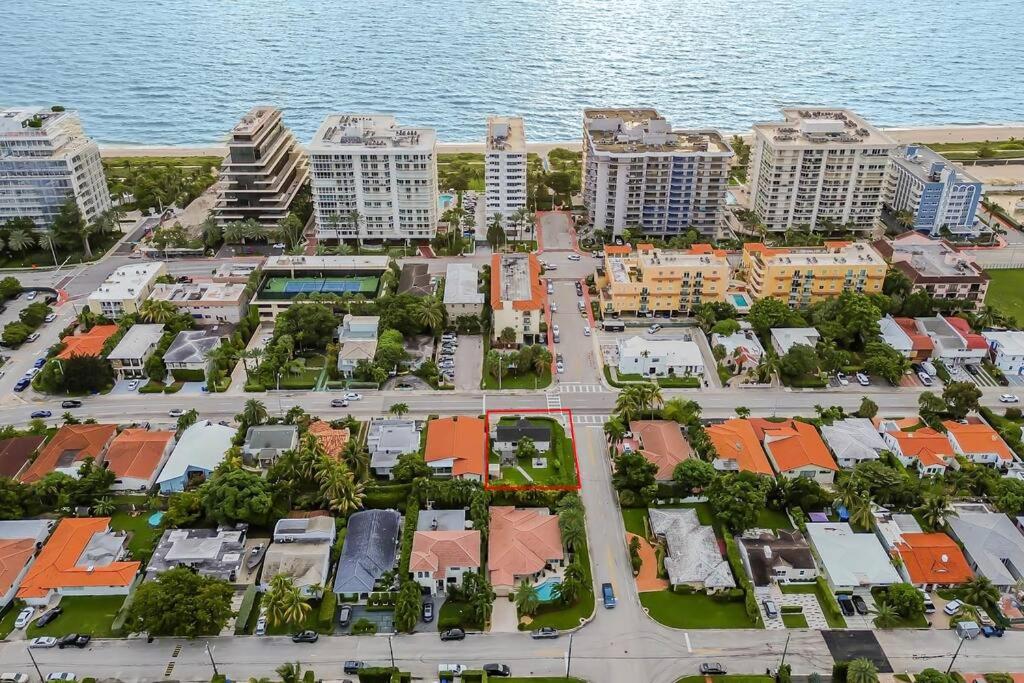 eine Luftansicht eines Resorts in der Nähe des Ozeans in der Unterkunft Stunning 2Bd 1Ba dream beach house in Surfside in Miami Beach