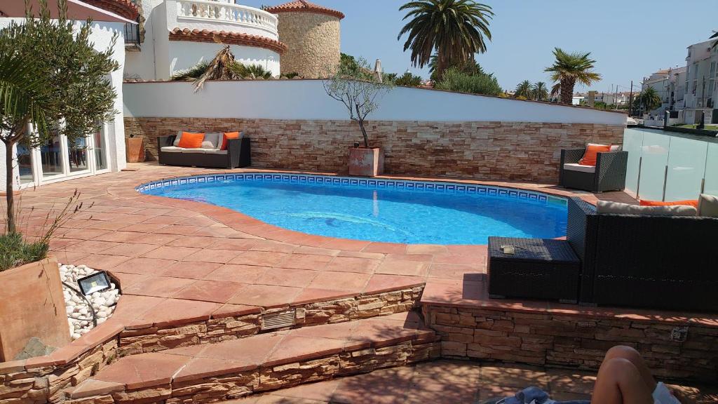 Bazén v ubytování Villa Empuriabrava on main canal with 13 m private mooring, private pool, air con in all rooms, non-smoking nebo v jeho okolí