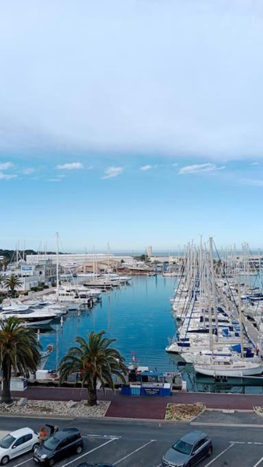 une vue d'un port avec des bateaux dans l'eau dans l'établissement Appartement 2 personnes, à Canet