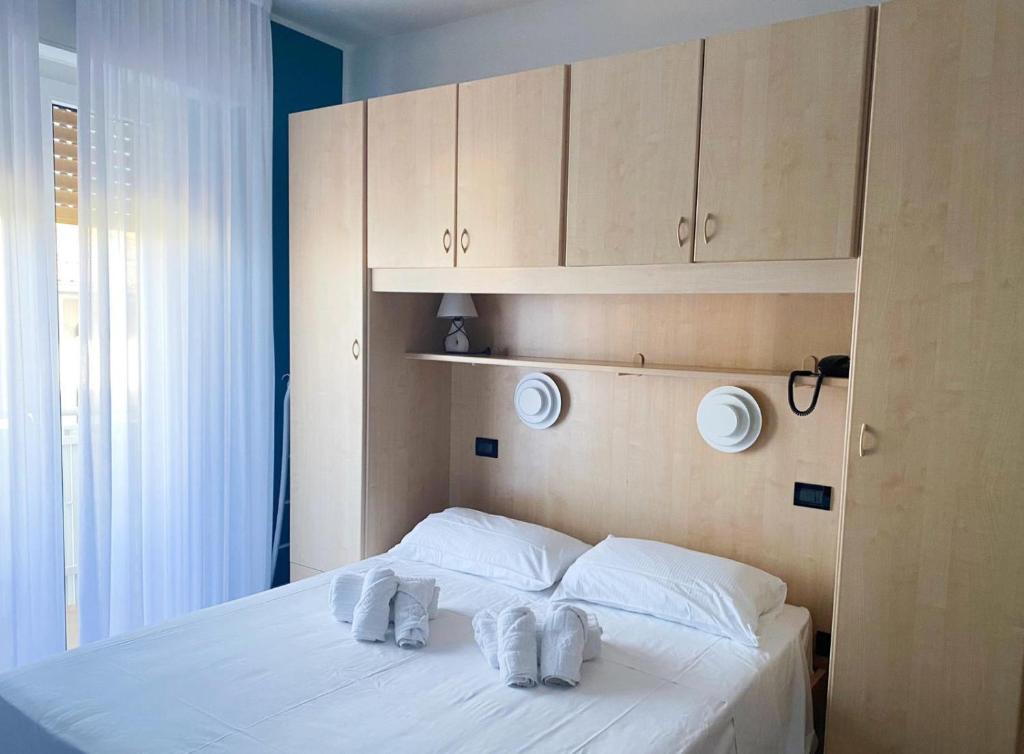 A bed or beds in a room at Hotel Hc Resort Lignano