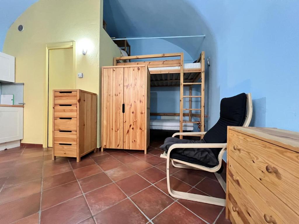 Zimmer mit einem Etagenbett, einem Schreibtisch und einem Stuhl in der Unterkunft CASA ELENA in Sanremo