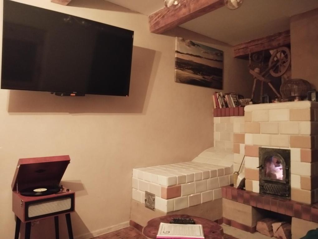 Televízia a/alebo spoločenská miestnosť v ubytovaní Gajóweczka