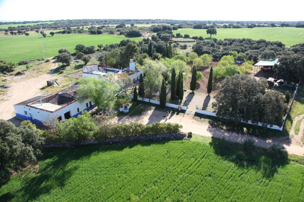 una vista aérea de una casa en un campo en Agroturismo Calixto, en Villarrobledo