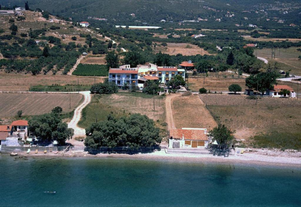 una vista aerea di una casa su un'isola in acqua di Oceanida Bay Hotel a Pythagóreion