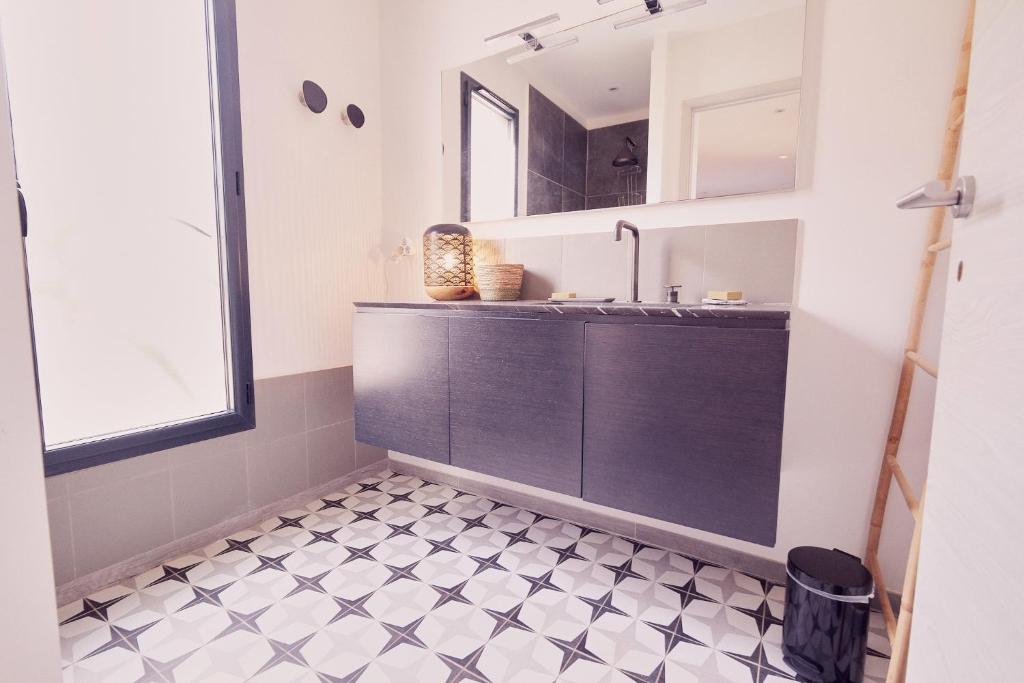 Kuchyň nebo kuchyňský kout v ubytování Villa avec jardin et piscine