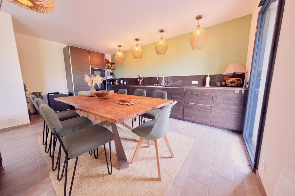 Kuchyň nebo kuchyňský kout v ubytování Villa avec jardin et piscine