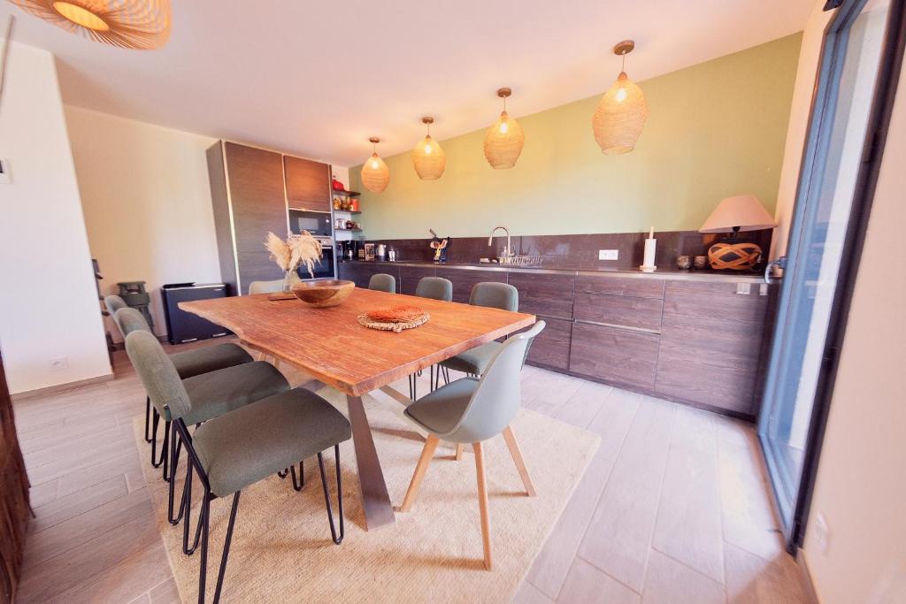Kuchyň nebo kuchyňský kout v ubytování Villa avec jardin et piscine