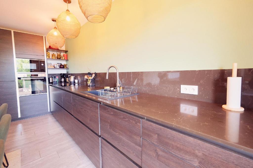 Kuchyň nebo kuchyňský kout v ubytování Villa avec jardin et piscine