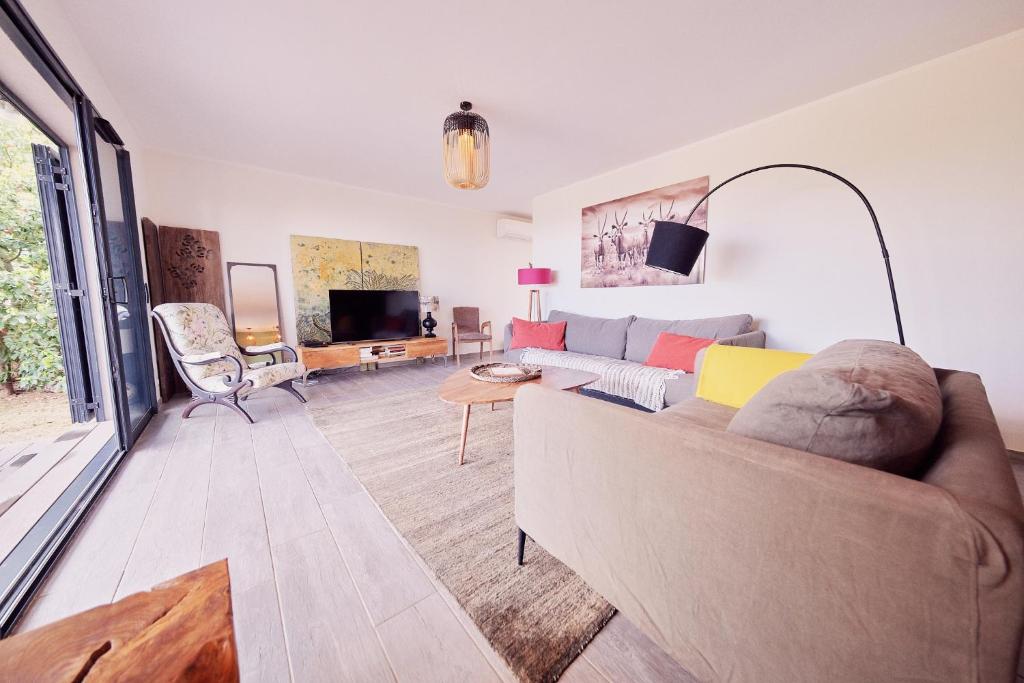 TV a/nebo společenská místnost v ubytování Villa avec jardin et piscine
