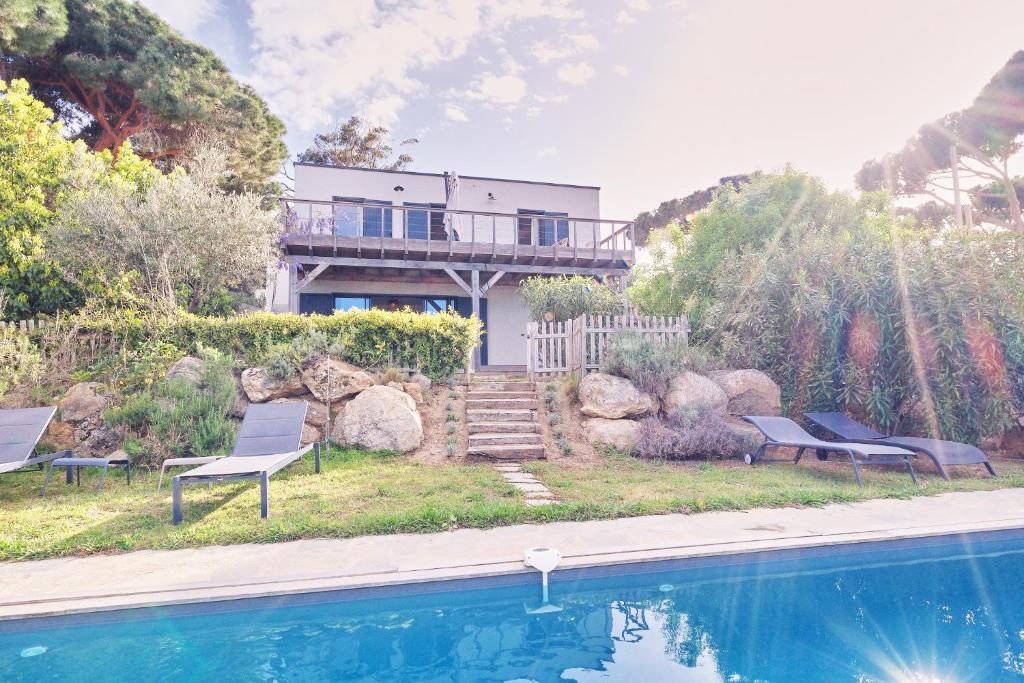 Bazén v ubytování Villa avec jardin et piscine nebo v jeho okolí