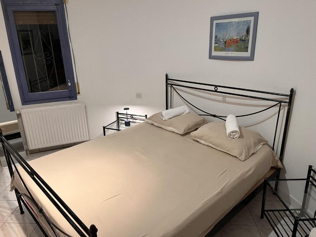 Postel nebo postele na pokoji v ubytování Villa Empuriabrava on main canal with 13 m private mooring, private pool, air con in all rooms, non-smoking