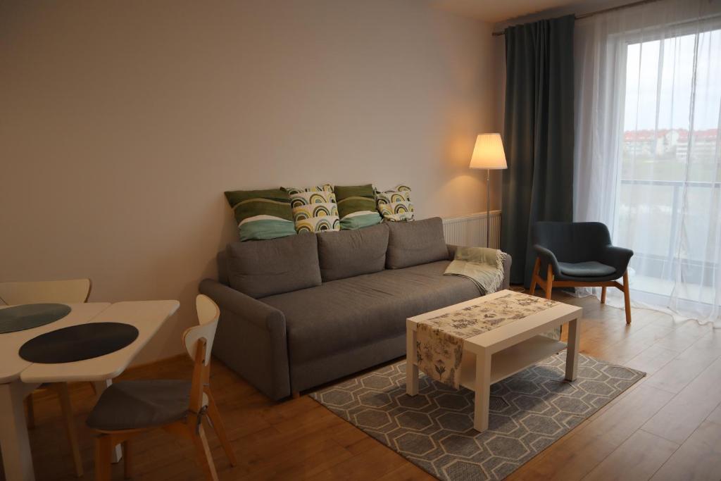 sala de estar con sofá y mesa en Apartament na Ptasiej, en Gdansk