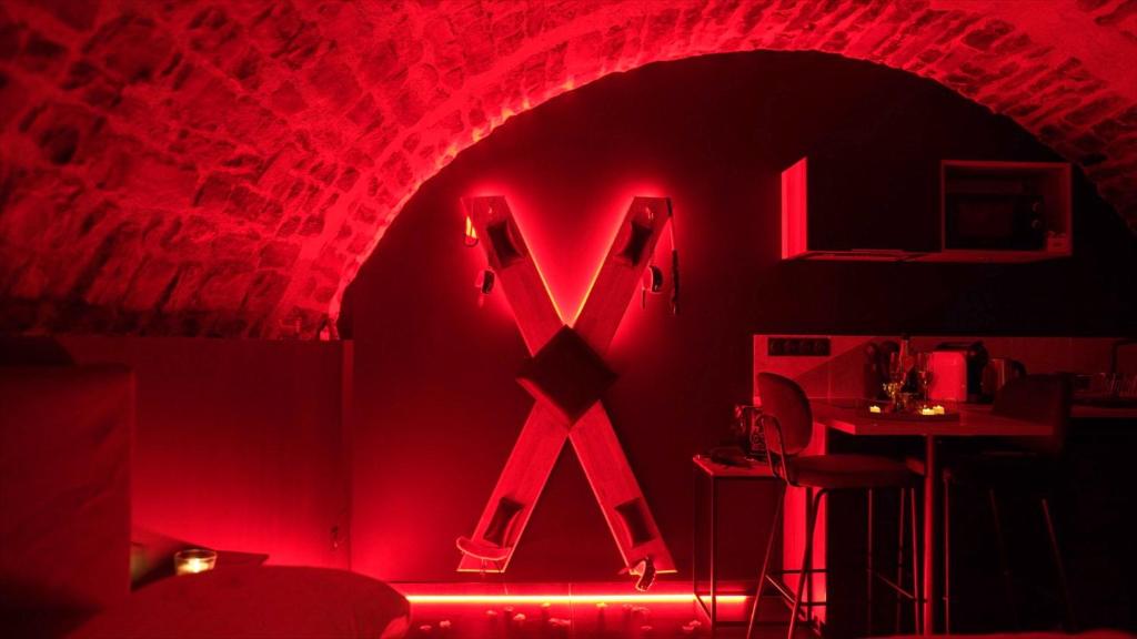 a red room with a large x in the middle at Hébergement insolite, Night Secret Groot in Millau