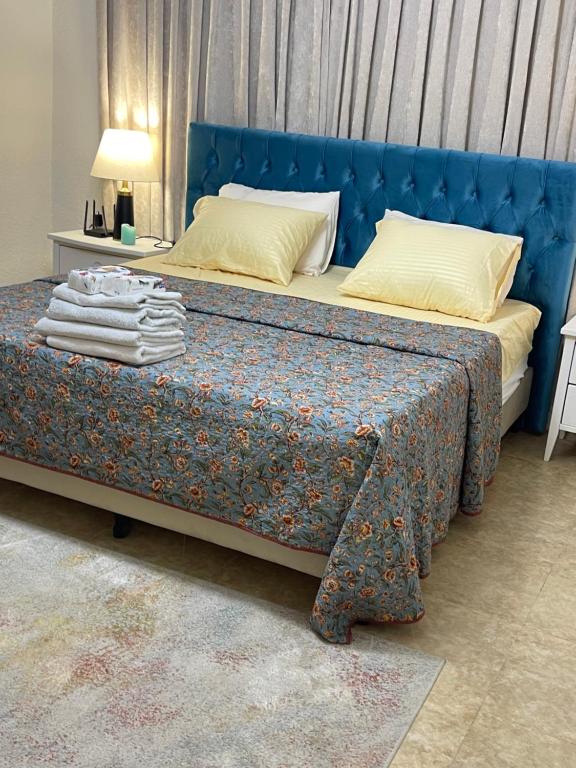 安曼的住宿－Beautiful & Cozy Newly remodeled 2 Bedroom，一间卧室配有一张蓝色床头板的床
