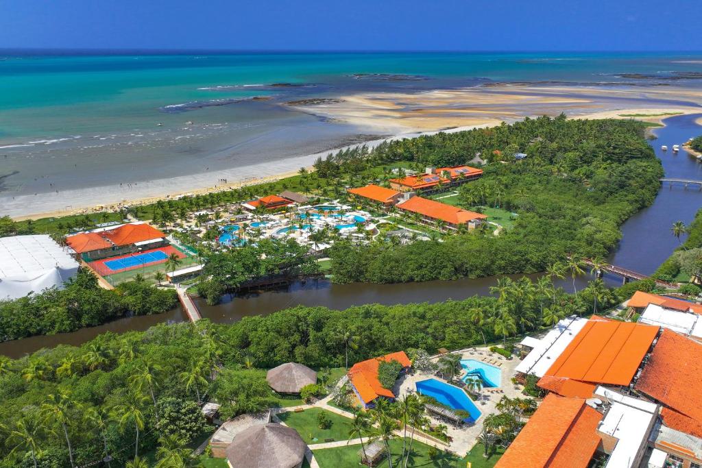 uma vista aérea de um resort junto ao oceano em Salinas Maragogi All Inclusive Resort em Maragogi