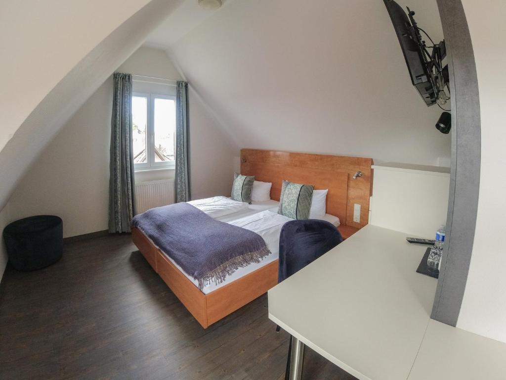 Postel nebo postele na pokoji v ubytování Hotel & Gästehaus Im Ziegelweg KLIMATISIERT Eintrittskarten für den Europa-Park erhalten Sie garantiert über uns