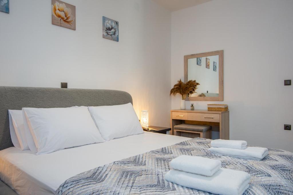 1 dormitorio con 1 cama con 2 almohadas en Seacret House Sifnos, en Faros