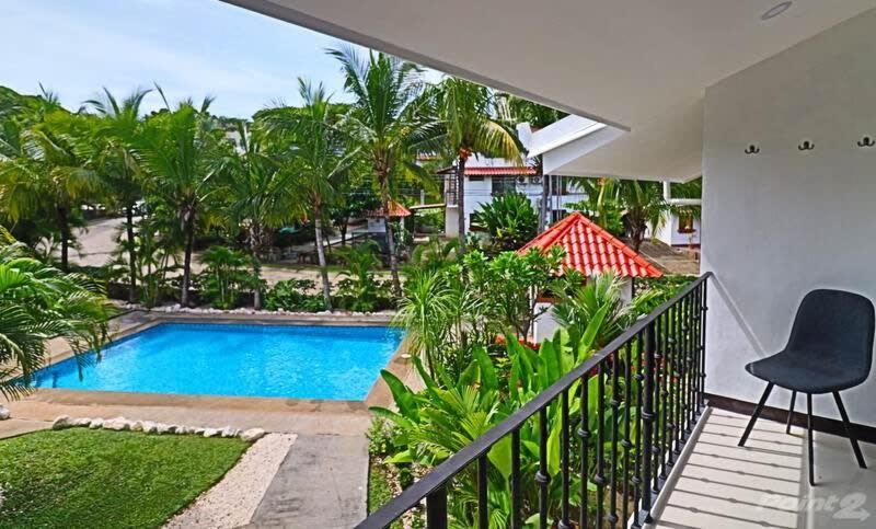 vistas a la piscina desde el balcón de una casa en 2-BD Unit with Pool 2 Blocks from Beach, en Coco