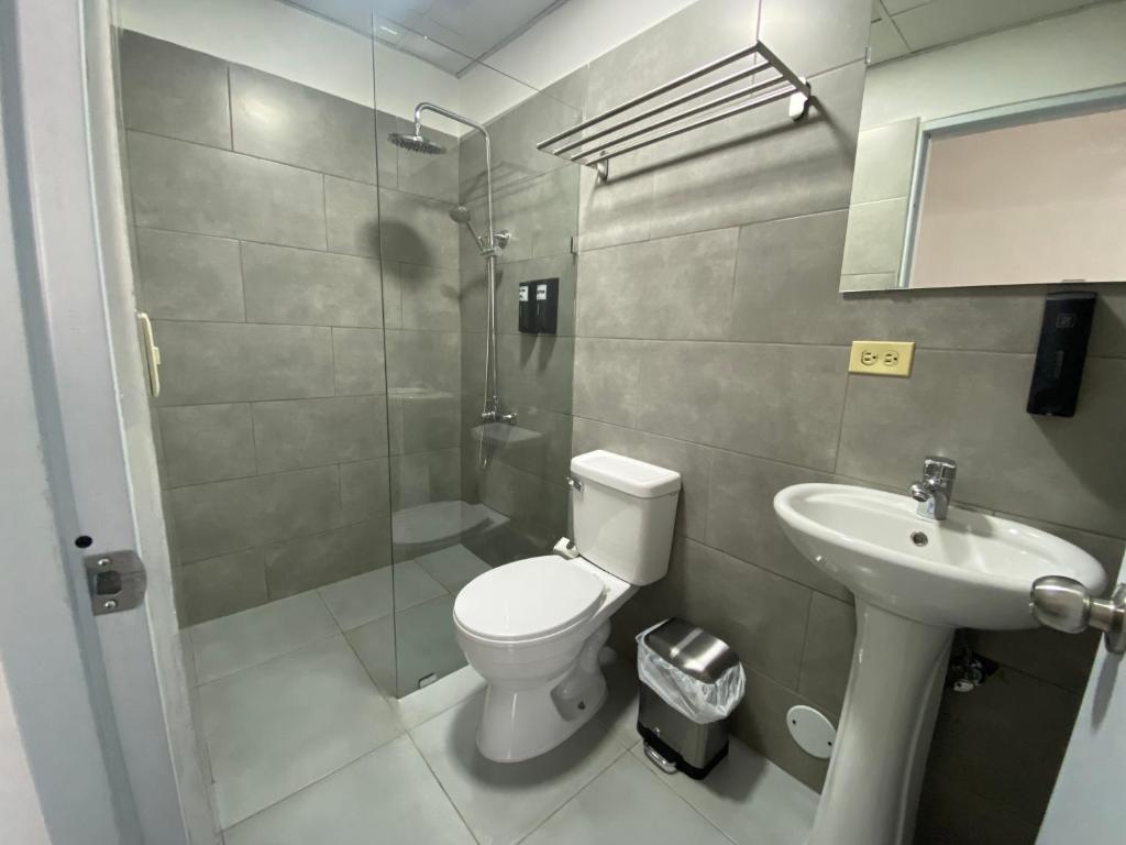 e bagno con servizi igienici, doccia e lavandino. di Room in Samana a Santa Bárbara de Samaná