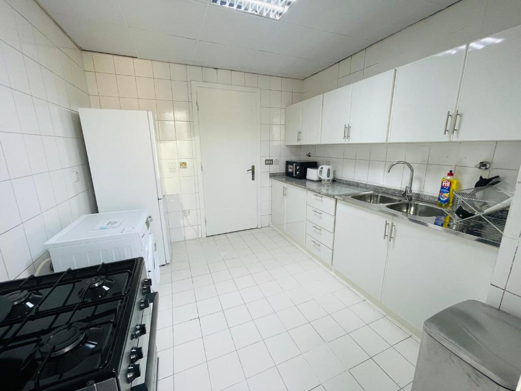 Kuchyň nebo kuchyňský kout v ubytování SG Homes