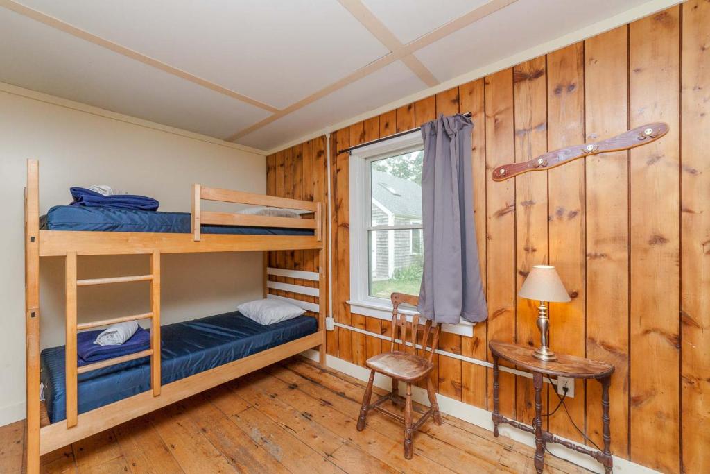 Postel nebo postele na pokoji v ubytování HI Martha's Vineyard Hostel
