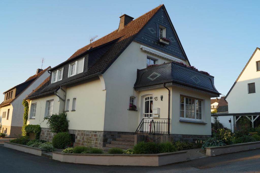 uma casa branca com um telhado preto em Sommersonne em Warstein