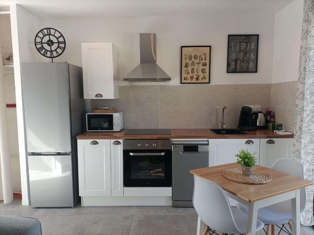 Kuchyň nebo kuchyňský kout v ubytování Douce Provence Magnifique appartement neuf avec jardin proche du centre ville