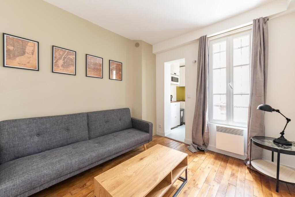 un salon avec un canapé et une table dans l'établissement Bail mobilité - Appartement pour voyages d'affaires et d'études, à Paris
