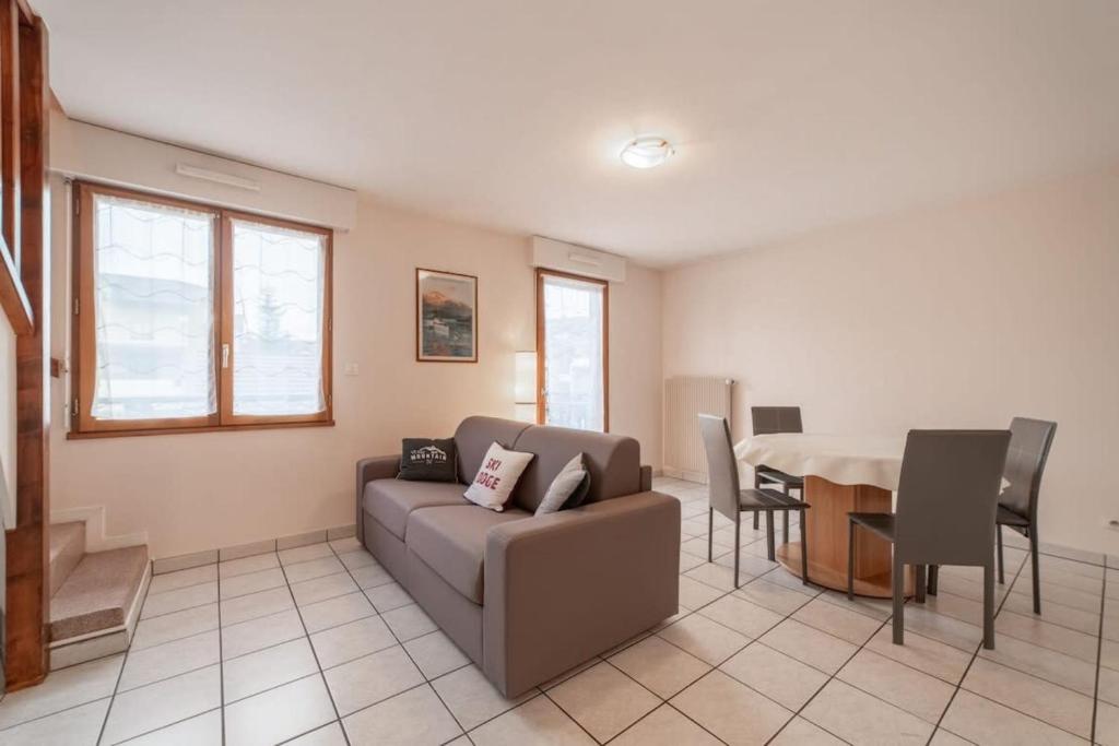 un soggiorno con divano e tavolo di Mionnaz furnished flat a Epagny Metz-Tessy