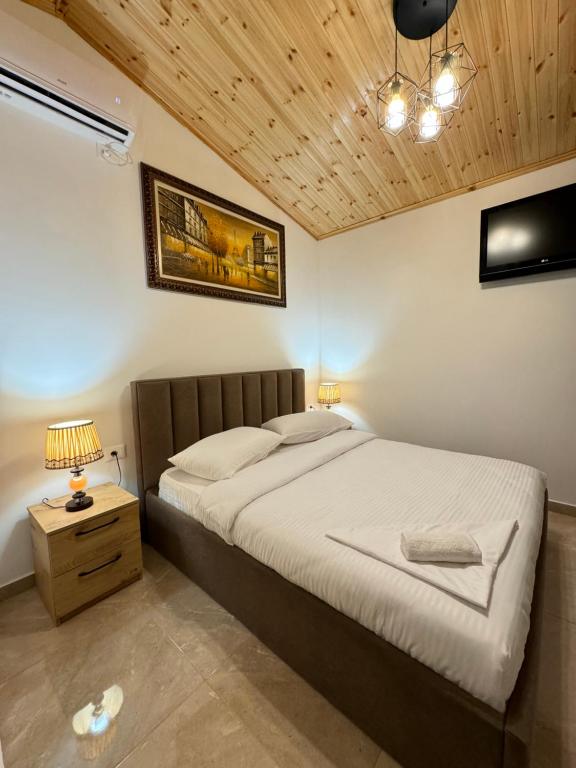 Postel nebo postele na pokoji v ubytování Lake Bliss Cabins