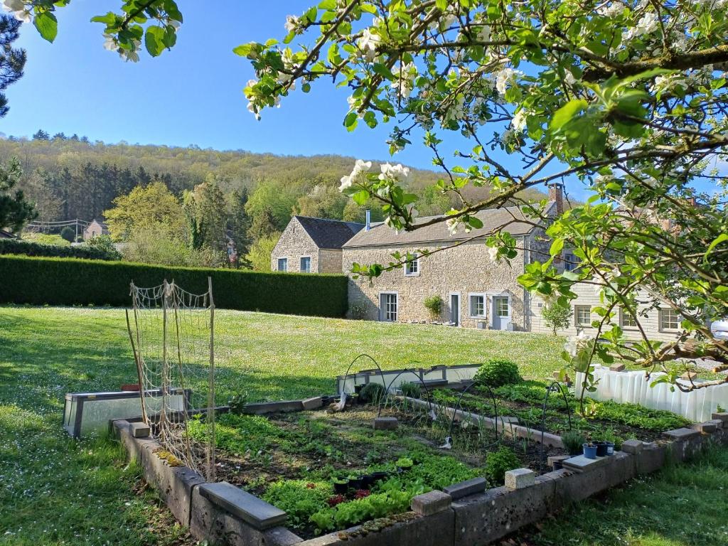 een tuin in de tuin van een huis bij La Colline aux Fées propriété privée in Yvoir