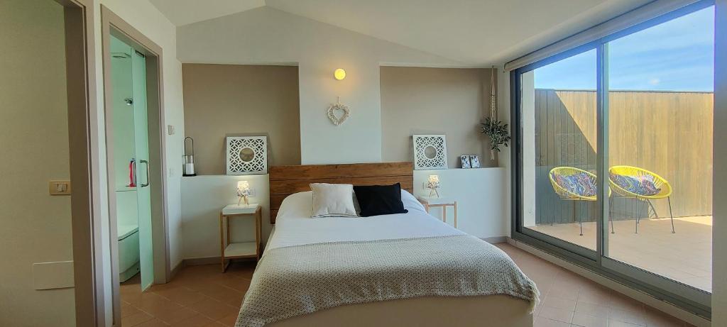 1 dormitorio con 1 cama grande y balcón en Apartamento Loft Mar&Pol, en Palafrugell