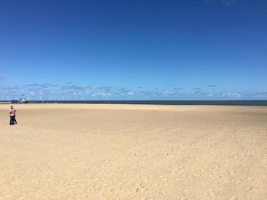 osoba stojąca na plaży z latawcem w obiekcie Beachabour Hotel w mieście Great Yarmouth