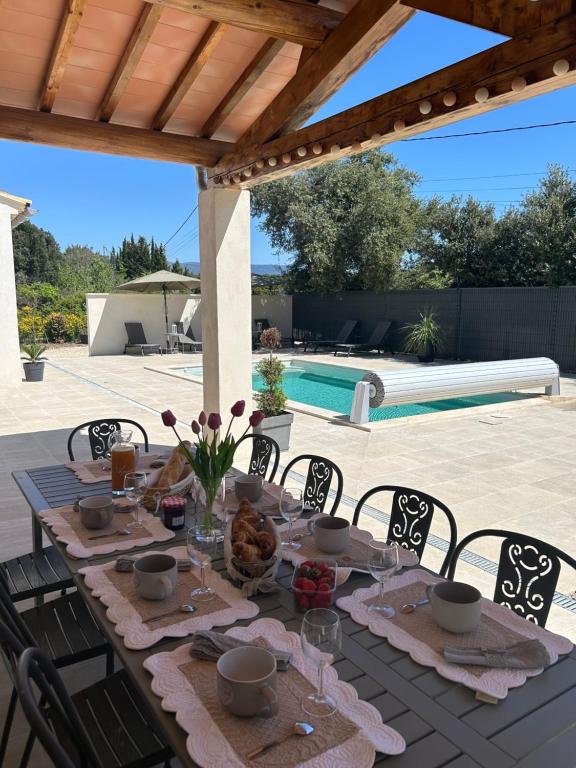 - une table pour un repas sur la terrasse dans l'établissement ECHAPPEE EN PROVENCE, à Saint-Saturnin-lès-Apt